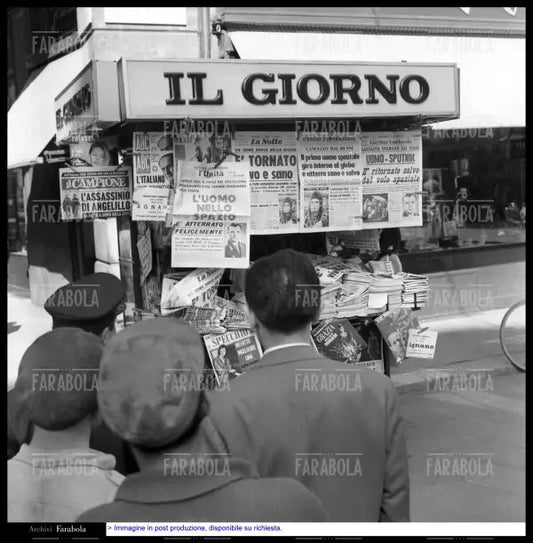 Giornali con i titoli sull'impresa di Yuri Gagarin, Milano, 1961 - Farabola Immagine digitale