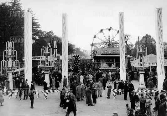 Giostre alla Fiera di San Carlo ai Bastioni di Porta Venezia, Milano, 1941 - Farabola Immagine digitale