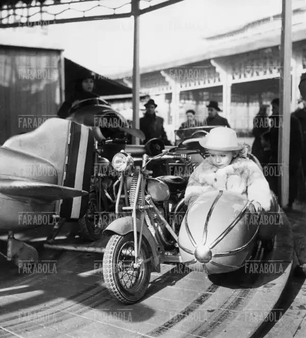 Giostre alla Fiera di San Carlo ai Bastioni di Porta Venezia, Milano, 1941 - Farabola Immagine digitale