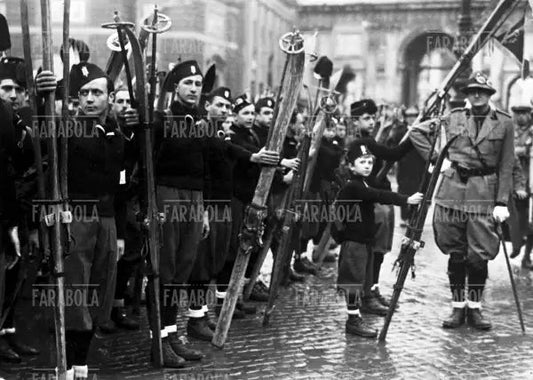 Giovani Fascisti e Balilla in partenza per lo sci, Milano, 1936 - Farabola Immagine digitale