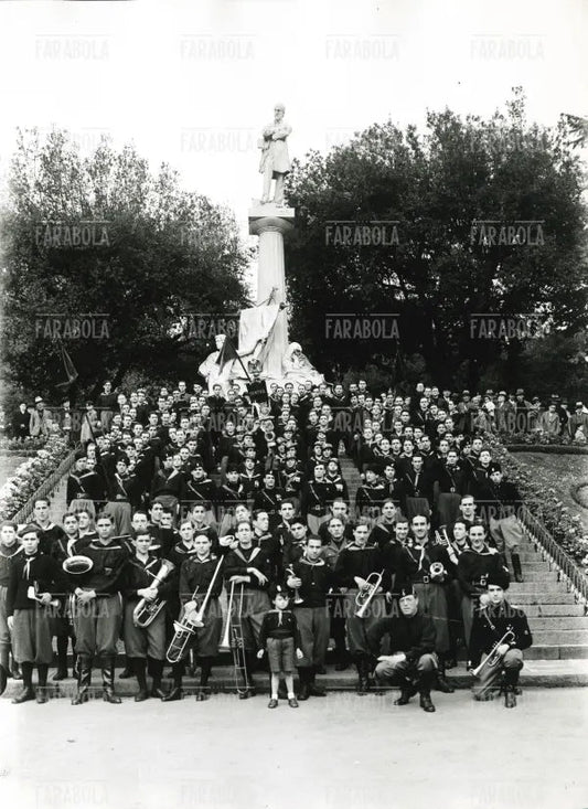 Giovani fascisti in piazza Corvetto, Genova, 1934 - Farabola Immagine digitale