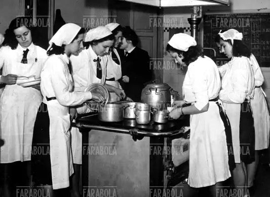 Giovani Italiane ai fornelli nelle prove di cucina, Milano, 1939 - Farabola Immagine digitale
