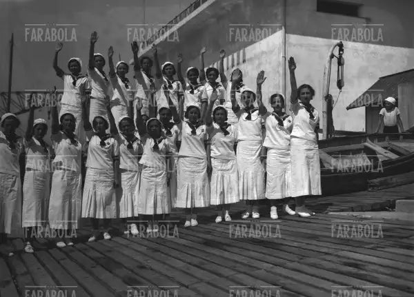 Giovani Italiane nel porticciolo Duca degli Abruzzi, Genova, 1933 - Farabola Immagine digitale
