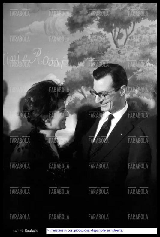 Giovanna Ralli e Carlo Lizzani, Milano, 1964 - Farabola Immagine digitale
