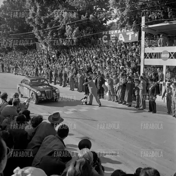 Giovanni Bracco su Lancia Aurelia, Mille Miglia, 1951 - Farabola Immagine digitale