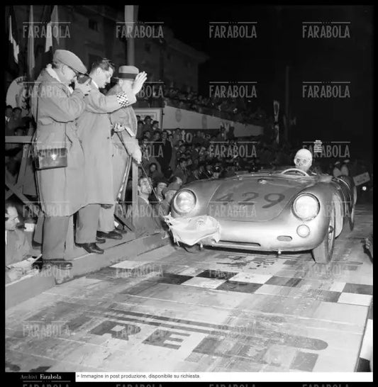 Giovanni Bracco su Porsche 550 Spyder, Mille Miglia, 1956 - Farabola Immagine digitale