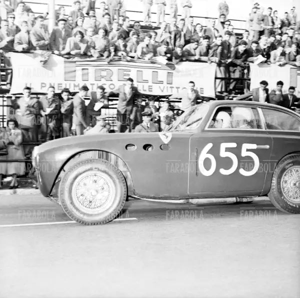 Giovanni Brinci e Dorando Malinconi su Ferrari 212 Export Vignale, Mille Miglia, 1955 - Farabola Immagine digitale