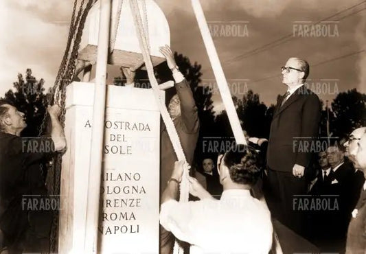 Giovanni Gronchi alla posa della prima pietra dell'A1, 1956 - Farabola Immagine digitale