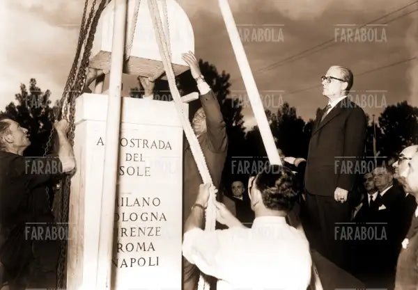Giovanni Gronchi alla posa della prima pietra dell'A1, 1956 - Farabola Immagine digitale