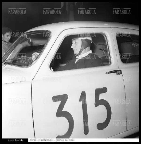 Giovanni Maria Cornaggia Medici su Alfa Romeo 1900SS, Mille Miglia, 1956 - Farabola Immagine digitale