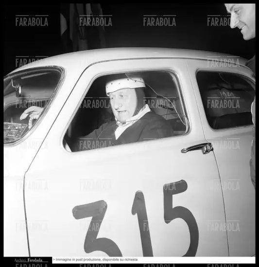 Giovanni Maria Cornaggia Medici su Alfa Romeo 1900SS, Mille Miglia, 1956 - Farabola Immagine digitale
