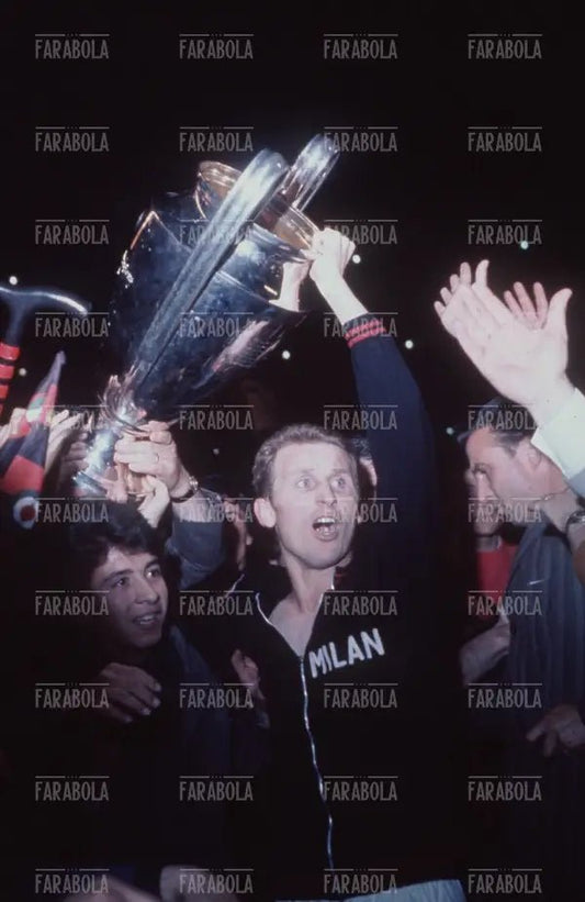 Giovanni Trapattoni con Coppa dei Campioni vinta dal Milan, 1969 - Farabola Immagine digitale