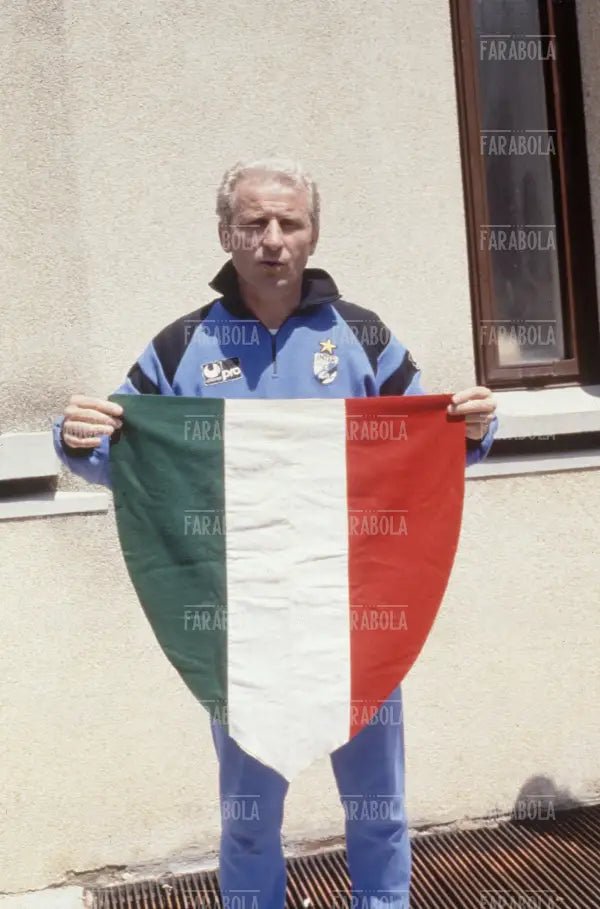 Giovanni Trapattoni con lo scudetto vinto con l'Inter, 1989 - Farabola Immagine digitale