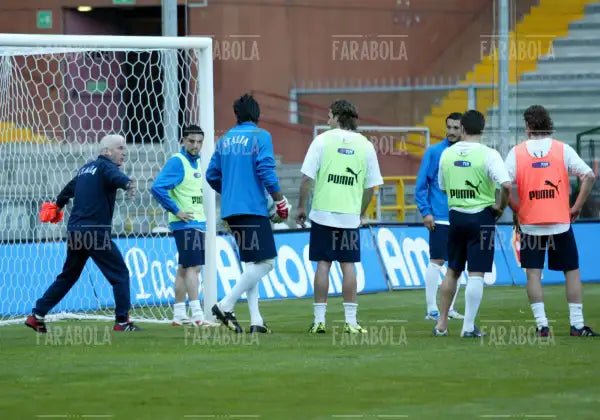 Giovanni Trapattoni durante il riscaldamento, Italia vs Spagna, 2004 - Farabola Immagine digitale