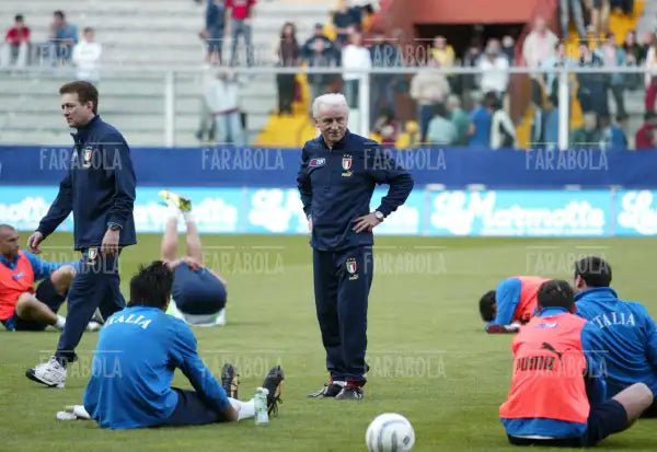 Giovanni Trapattoni durante il riscaldamento, Italia vs Spagna, 2004 - Farabola Immagine digitale