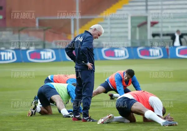 Giovanni Trapattoni durante il riscaldamento, Italia vs Spagna, 2004 - Farabola Immagine digitale