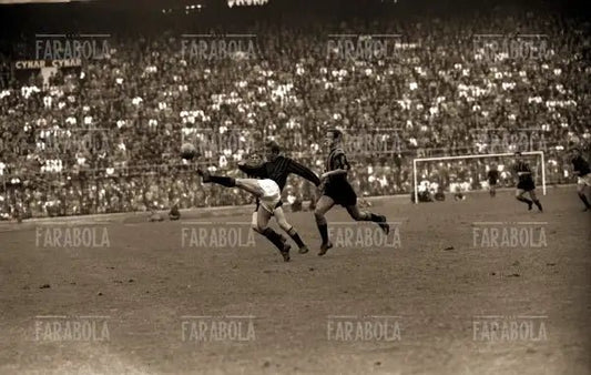 Giovanni Trapattoni e Luisito Suarez, Inter vs Milan, 1961 - Farabola Immagine digitale