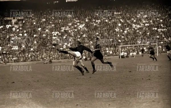 Giovanni Trapattoni e Luisito Suarez, Inter vs Milan, 1961 - Farabola Immagine digitale