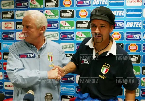 Giovanni Trapattoni e Roberto Baggio durante il riscaldamento, Italia vs Spagna, 2004 - Farabola Immagine digitale