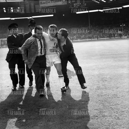 Giovanni Trapattoni festeggia la vittoria della Coppa dei Campioni, 1963 - Farabola Immagine digitale