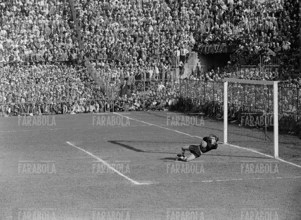 Giovanni Viola in azione, Inter vs Juventus, 1954 - Farabola Immagine digitale