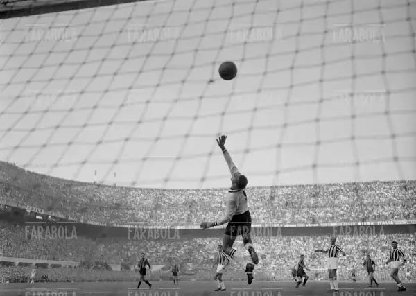 Giovanni Viola in azione, Inter vs Juventus, 1956 - Farabola Immagine digitale