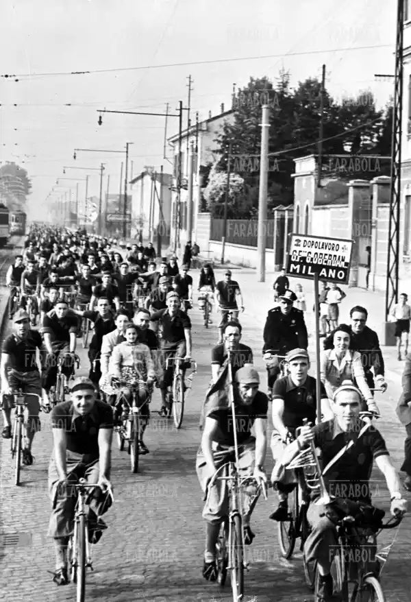 Gita cicloturistica per la Giornata dell'Uva, Milano, 1941 - Farabola Immagine digitale