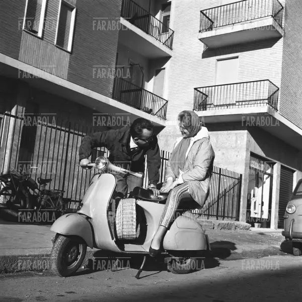 Gita in Vespa, 1960 - Farabola Immagine digitale