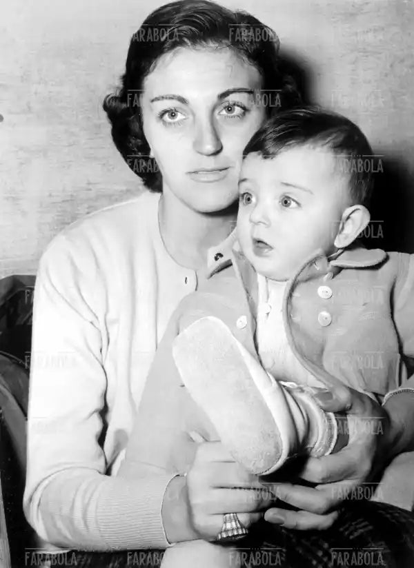 Giulia Occhini con il figlio Faustino Coppi, Cogoleto, 1956 - Farabola Immagine digitale