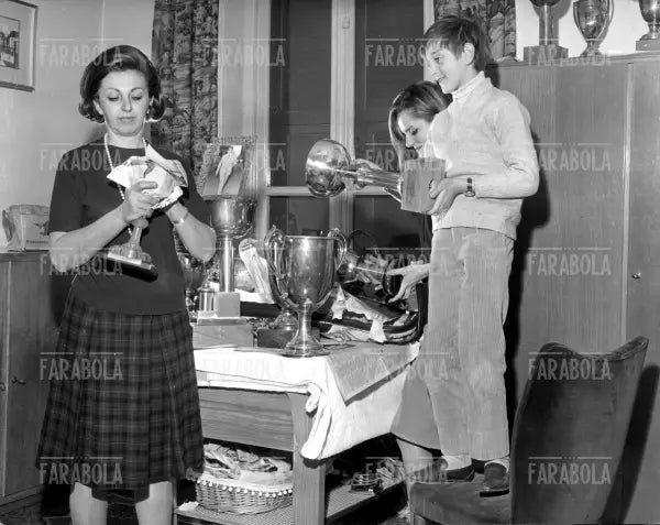 Giulia Occhini imballa i trofei di Coppi con i figli, 1965 - Farabola Immagine digitale