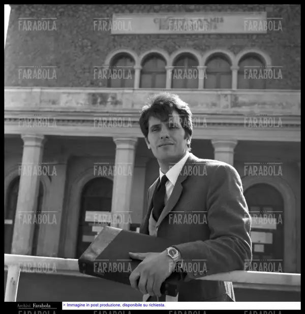 Giuliano Gemma alla Scuola Italiana di Tiro a Segno, Roma, 1967 - Farabola Immagine digitale