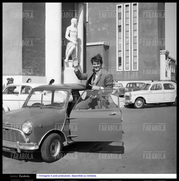 Giuliano Gemma alla Scuola Italiana di Tiro a Segno, Roma, 1967 - Farabola Immagine digitale