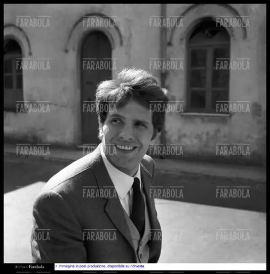 Giuliano Gemma alla Scuola Italiana di Tiro a Segno, Roma, 1967 - Farabola Immagine digitale