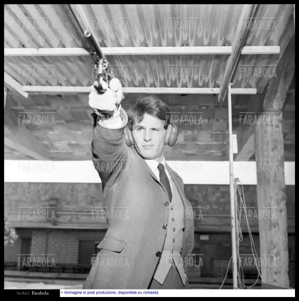 Giuliano Gemma alla Scuola Italiana di Tiro a Segno, Roma, 1967 - Farabola Immagine digitale