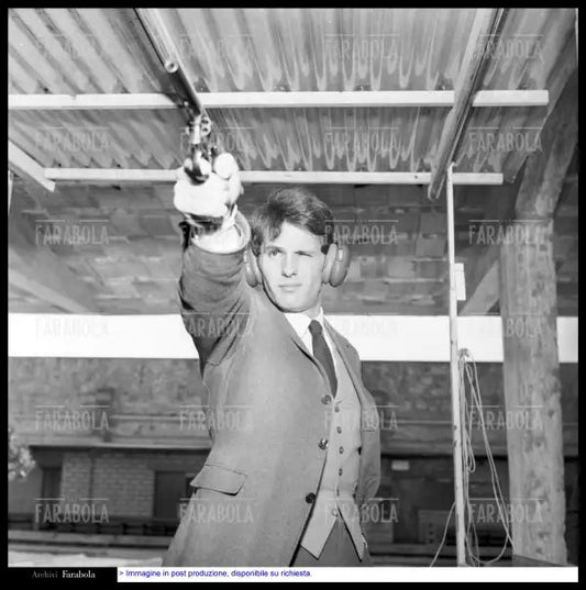 Giuliano Gemma alla Scuola Italiana di Tiro a Segno, Roma, 1967 - Farabola Immagine digitale