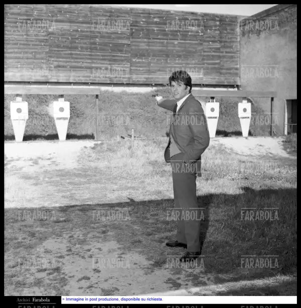 Giuliano Gemma alla Scuola Italiana di Tiro a Segno, Roma, 1967 - Farabola Immagine digitale