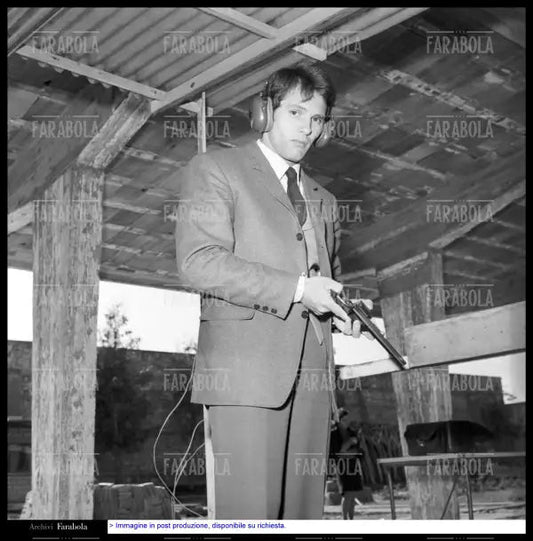 Giuliano Gemma alla Scuola Italiana di Tiro a Segno, Roma, 1967 - Farabola Immagine digitale