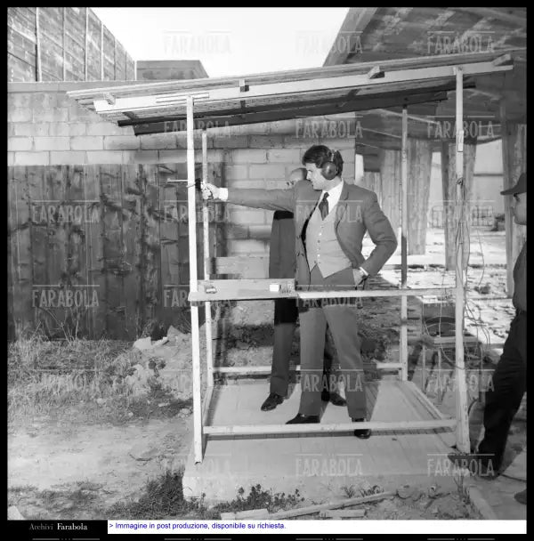 Giuliano Gemma alla Scuola Italiana di Tiro a Segno, Roma, 1967 - Farabola Immagine digitale