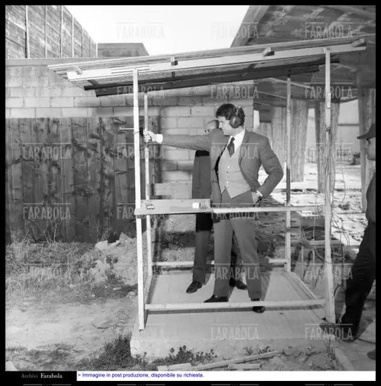 Giuliano Gemma alla Scuola Italiana di Tiro a Segno, Roma, 1967 - Farabola Immagine digitale