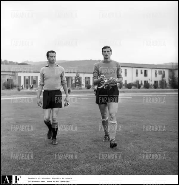 Giuliano Sarti e Giacinto Facchetti durante l'allenamento della nazionale, 1963 - Farabola Immagine digitale
