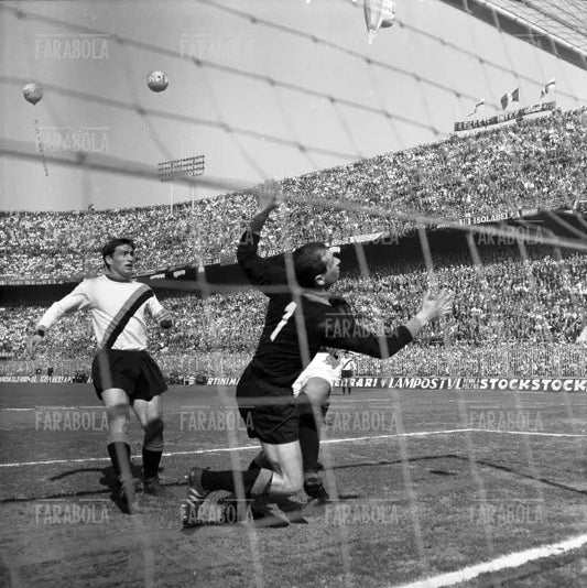 Giuliano Sarti e Tarcisio Burgnich, Milan vs Inter, 1965 - Farabola Immagine digitale