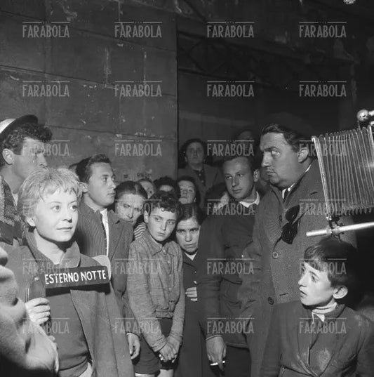 Giulietta Masina e Federico Fellini sul set del film La Strada, Roma, 1954 - Farabola Immagine digitale