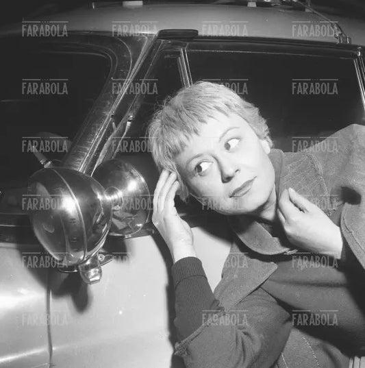 Giulietta Masina sul set del film La Strada, Roma, 1954 - Farabola Immagine digitale