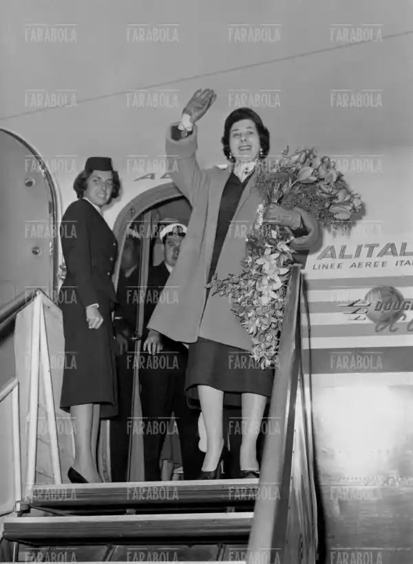 Giulietta Simionato a Malpensa, Milano, 1958 - Farabola Immagine digitale