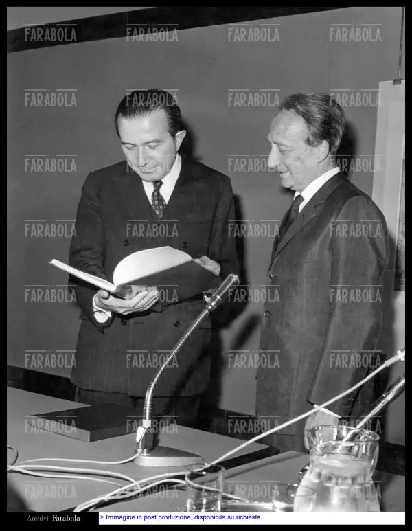 Giulio Andreotti e il sindaco di Milano Pietro Bucalossi, Milano, 1967 - Farabola Immagine digitale