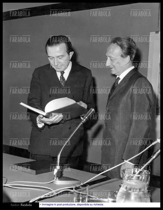 Giulio Andreotti e il sindaco di Milano Pietro Bucalossi, Milano, 1967 - Farabola Immagine digitale