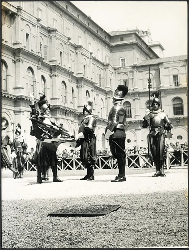 Giuramento Guardia Svizzera Pontificia Roma 1957 Ft 5004 - Stampa 21x27 cm - Farabola Stampa ai sali d'argento