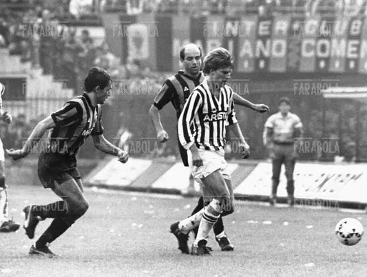 Giuseppe Baresi e Fanna contrastano Laudrup, anni 80 - Farabola Immagine digitale