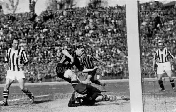 Giuseppe Meazza, Inter vs Juventus, 1935 - Farabola Immagine digitale