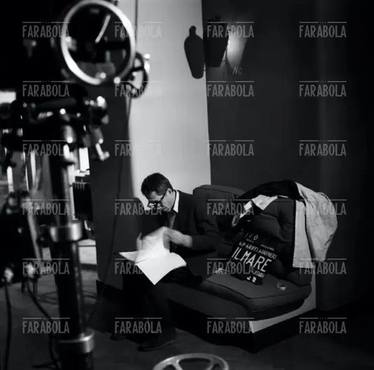 Giuseppe Patroni Griffi sul set del film Il Mare, 1962 - Farabola Immagine digitale